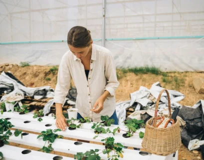 Women adjusting crops for General Hydroponics FloraSeries